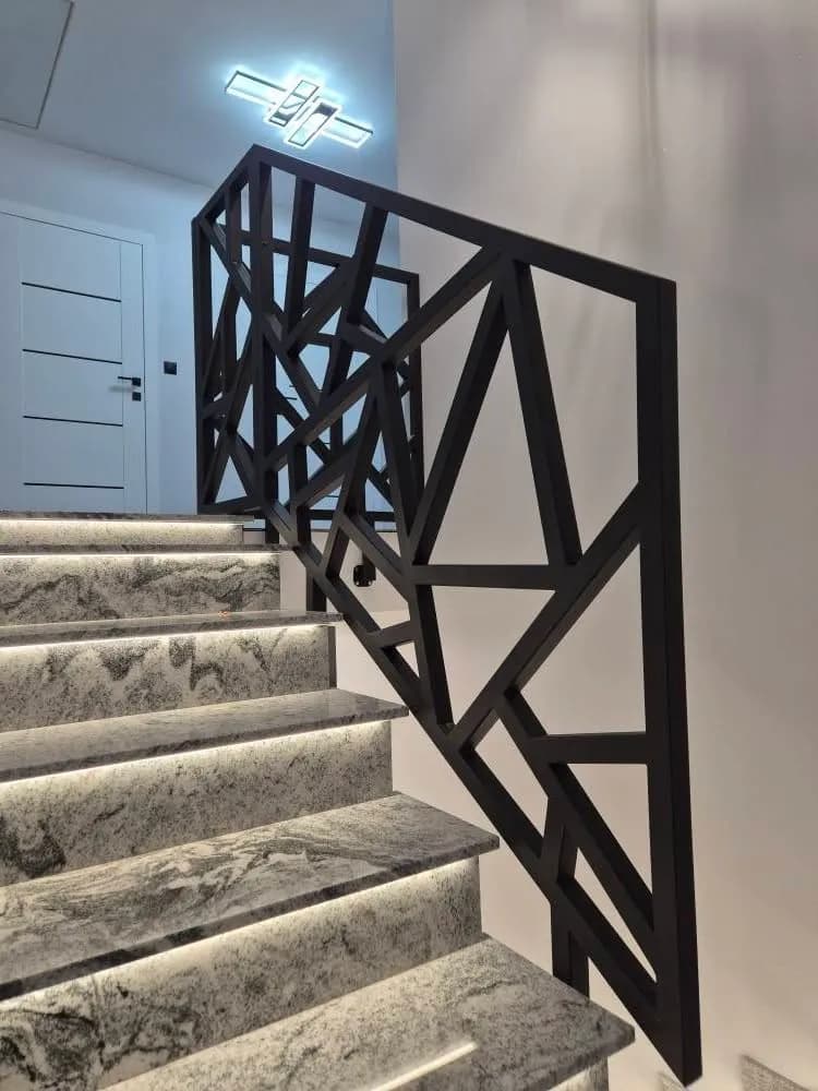 Geometryczna balustrada metalowo-szklana — nowoczesne schody