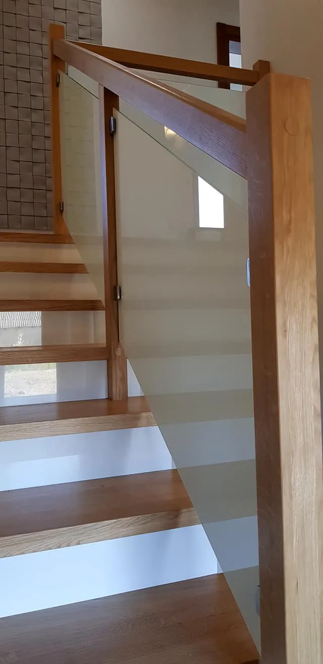 Balustrada w drewnianej ramie — nowoczesny interior