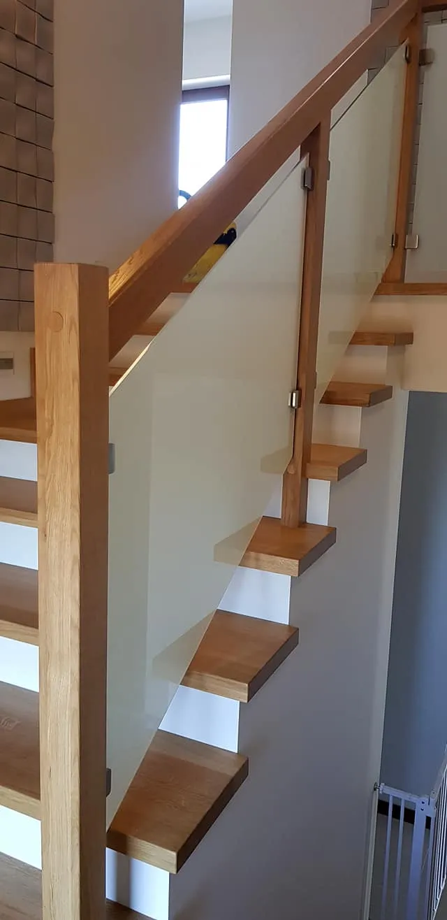 Balustrada z drewnianą poręczą i szklanym wypełnieniem