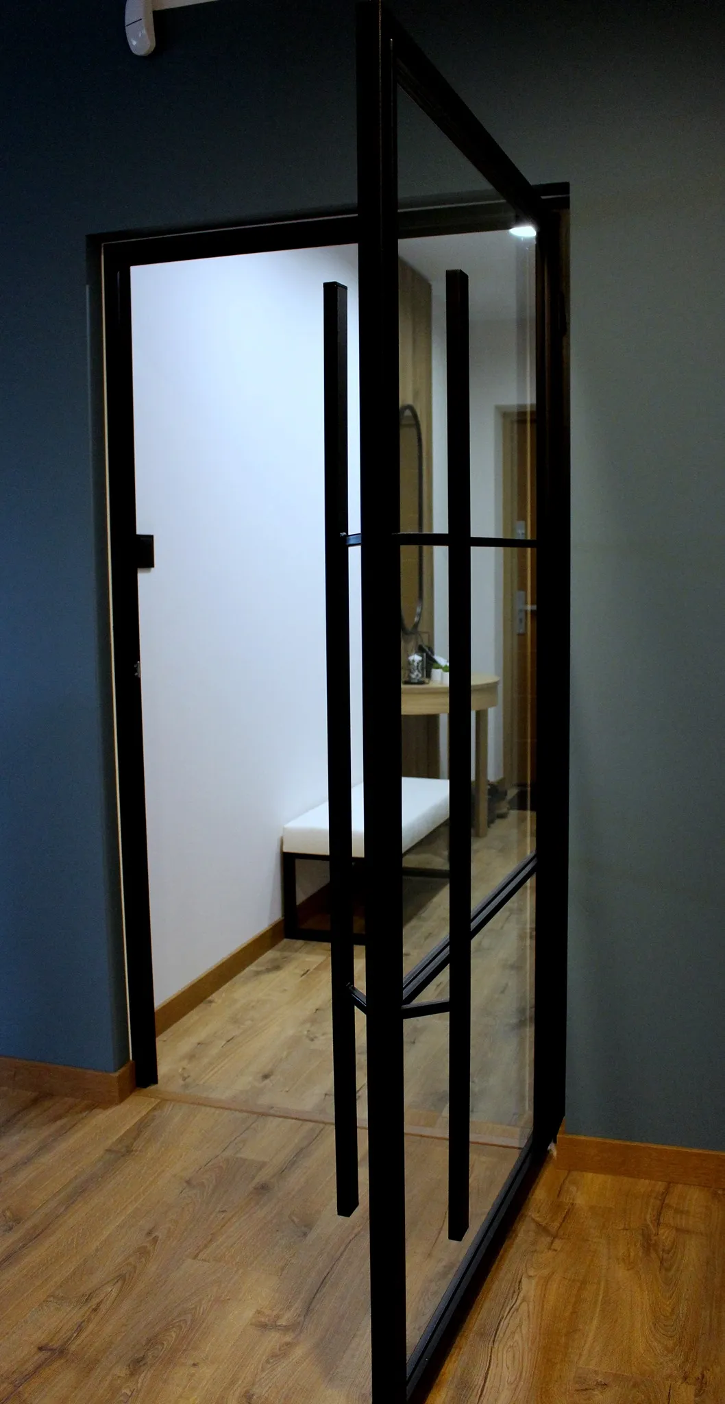 Czarne drzwi szklane loft — granatowa ściana