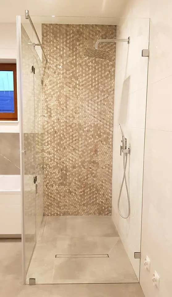 Frameless kabina z mozaiką