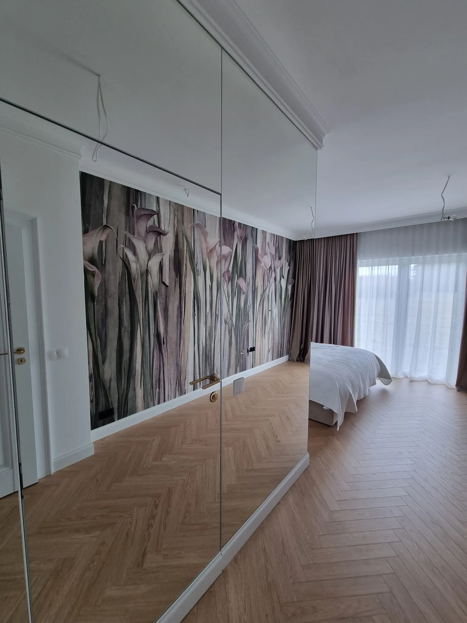 Szafa z lustrzanymi drzwiami przesuwnymi — sypialnia