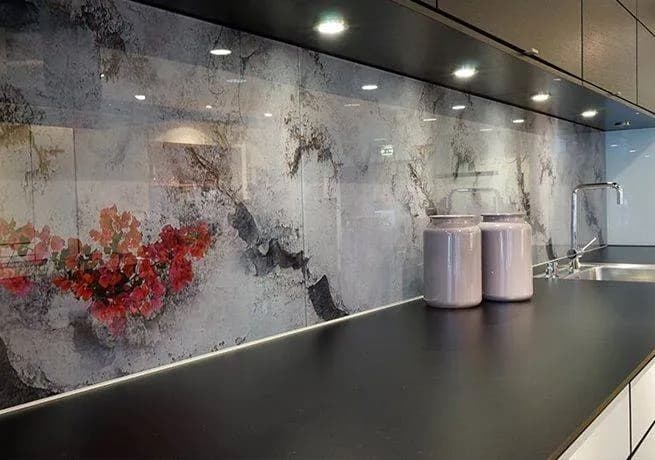 Panel szklany z grafiką kwiatów na murze
