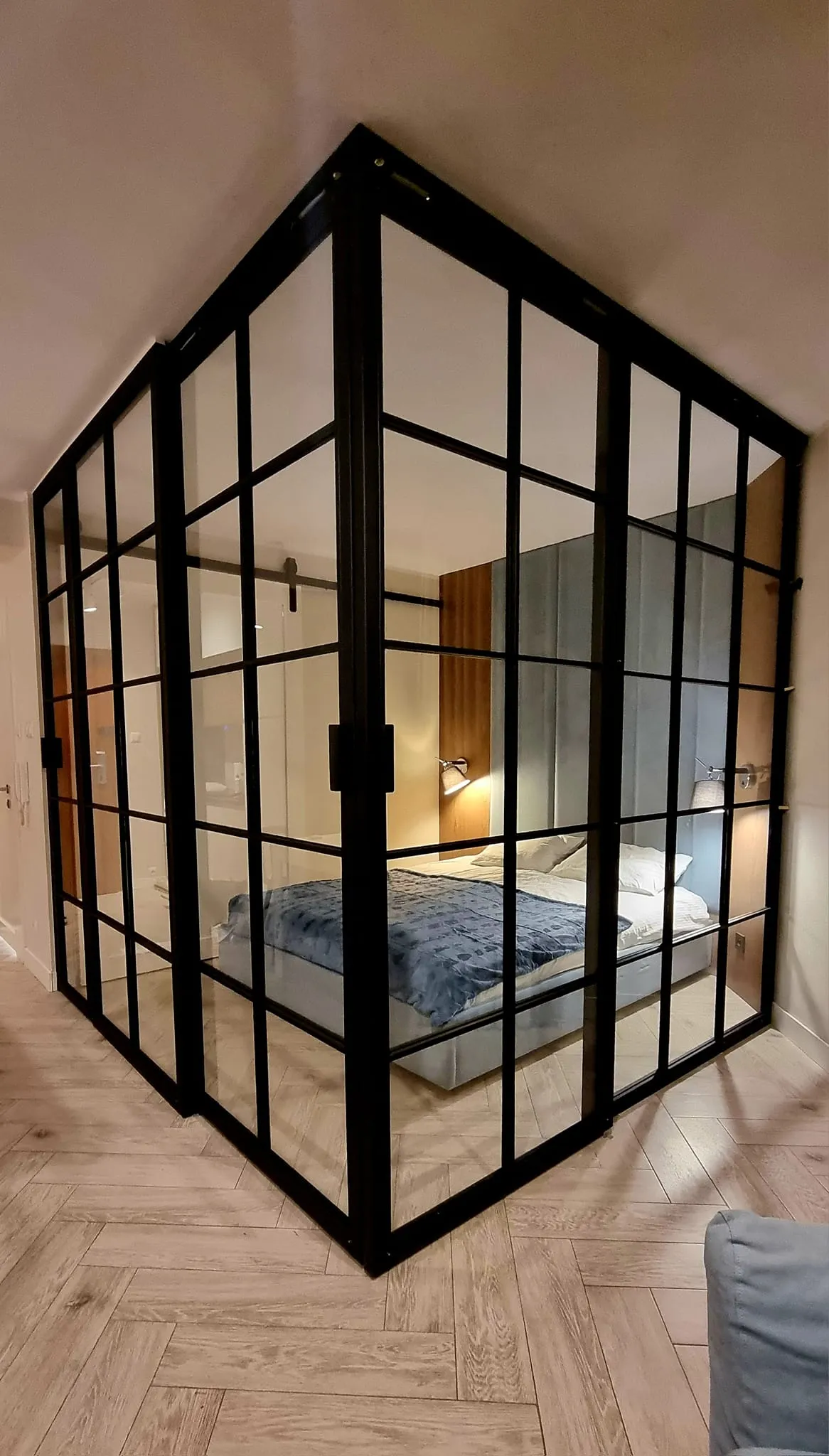 Szklana ścianka loft — wydzielona sypialnia