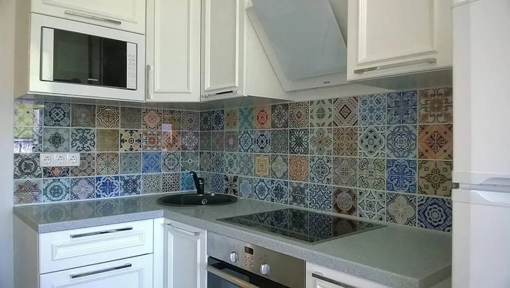 Panel szklany patchwork z kolorowymi kaflami — białe szafki